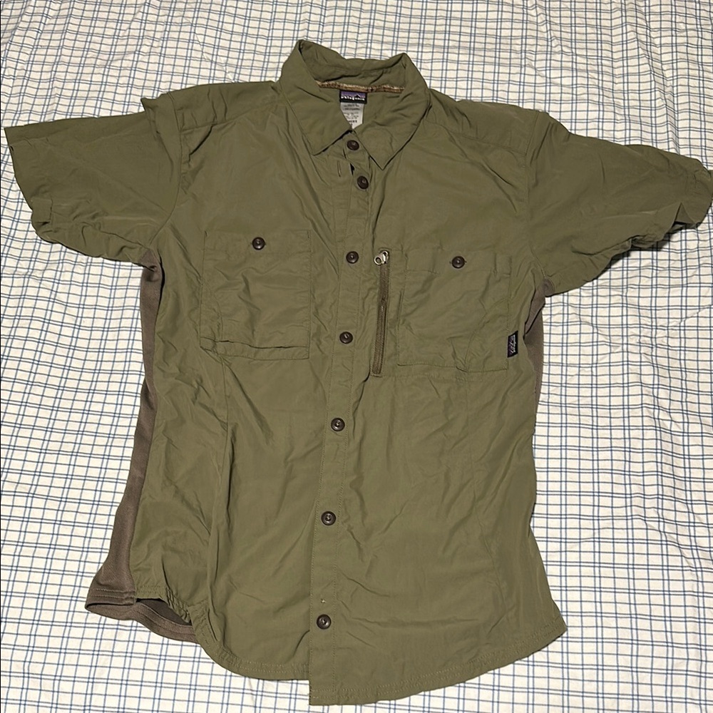 Patagonia vintage Green Short Sleeve Button-Up hiking/outdoor Shirt